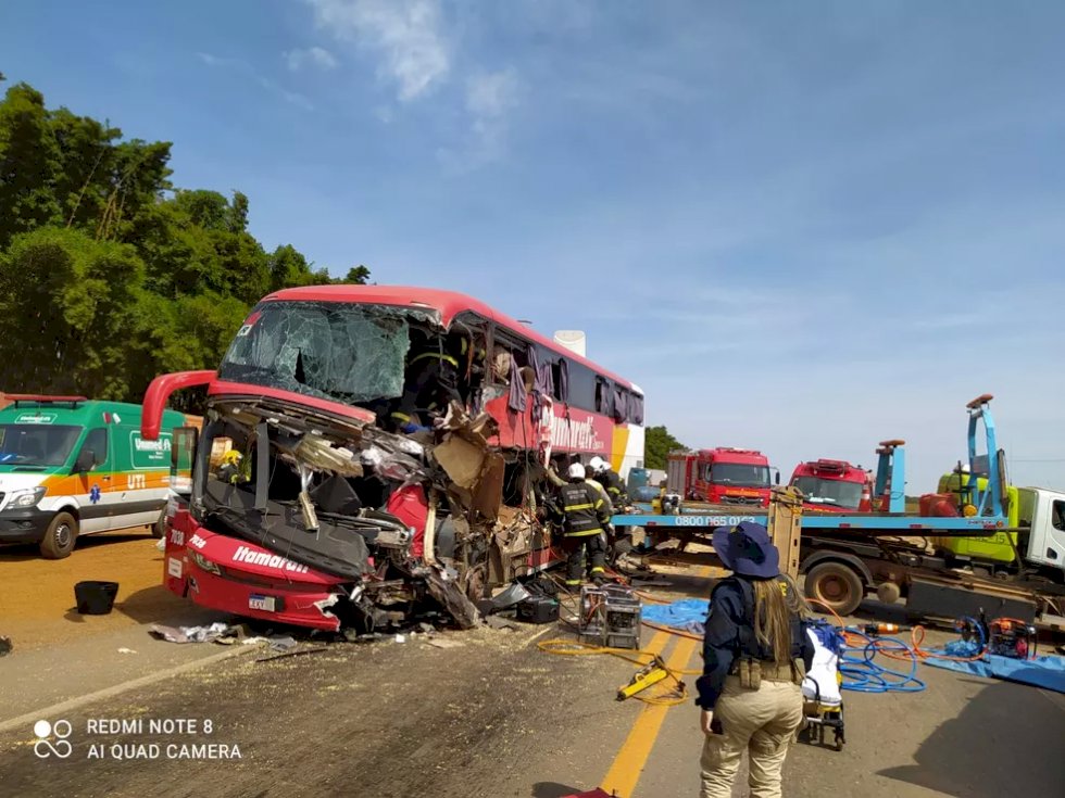 Acidente grave entre ônibus e carreta deixa 11 mortos na BR-163 em MT.