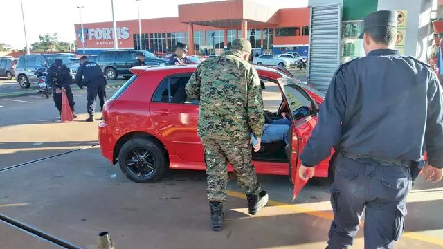 Dois homens são executados dentro de carro em pátio de posto na fronteira .