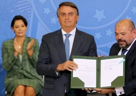 Auditores fiscais do trabalho entregam seus cargos após instituição do programa 'Emprega+mulheres e Jovens'.