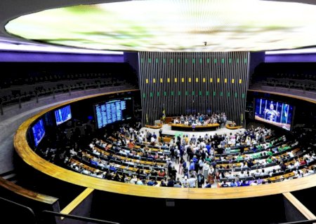 Câmara contraria pedido do governo federal e aprova piso salarial para enfermeiros.