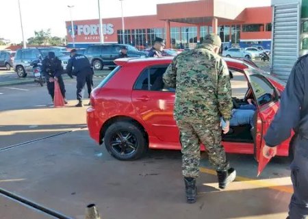 Dois homens são executados dentro de carro em pátio de posto na fronteira .