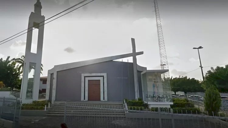 Padre é afastado após admitir sexo com noivo de casamento feito por ele.
