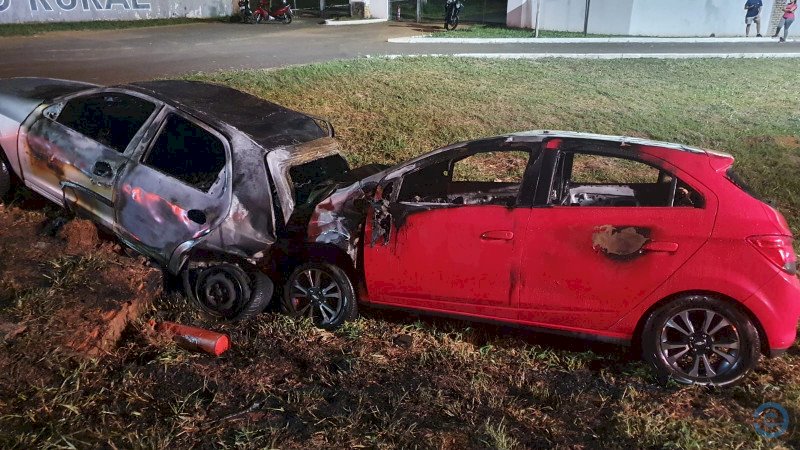 Após grave acidente populares resgatam vítima de carro em chamas mas ele morre no hospital.