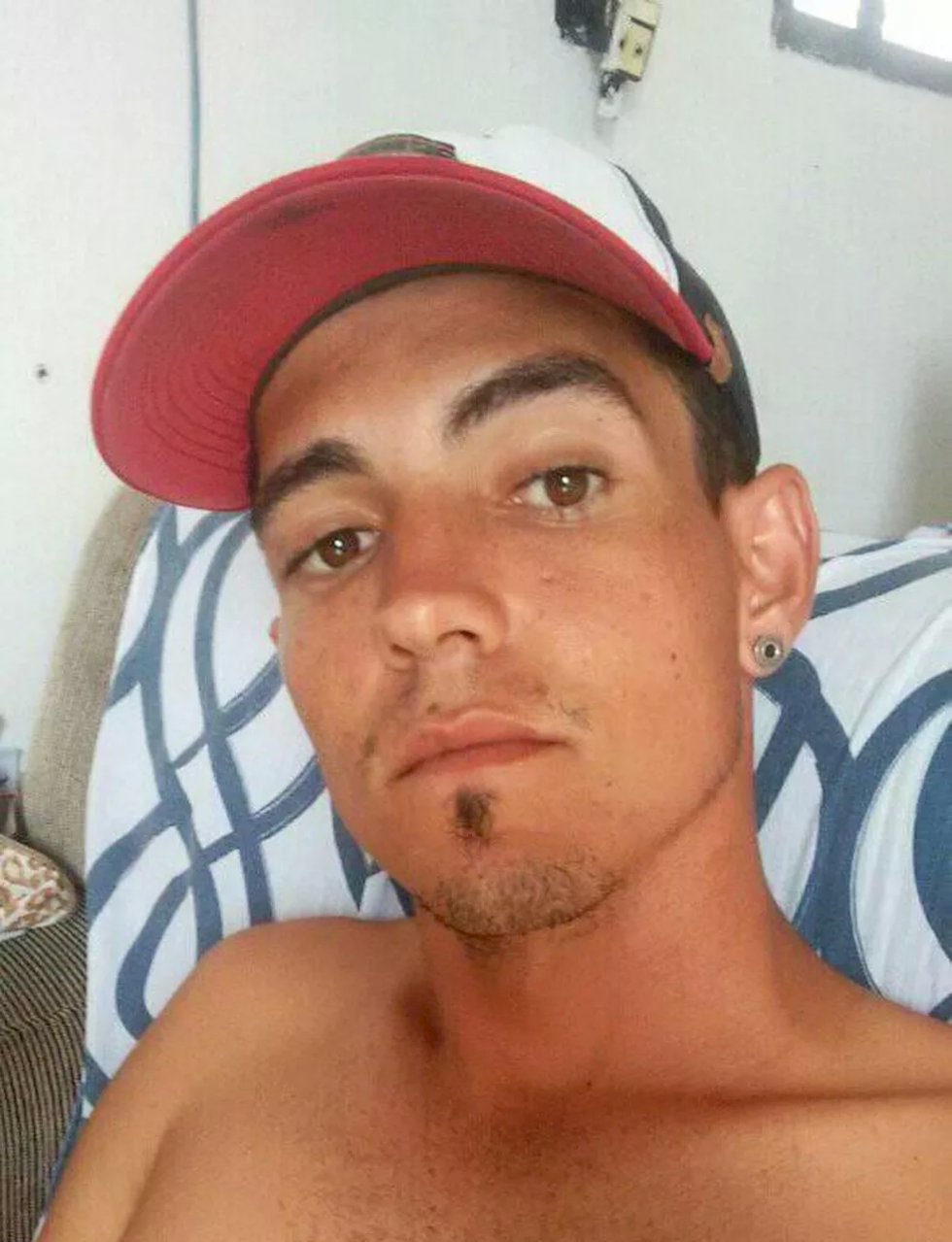 Jovem morre 13 dias após ter parte do corpo triturado ao ter botão acionado quando limpava betoneira