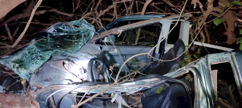 Homem em Saveiro fica em estado grave após acidente com carretas na BR 163