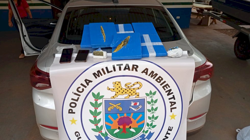 Polícia Militar Ambiental de Amambai prende dois traficantes catarinenses transportando 12,5 kg de maconha em táxi.