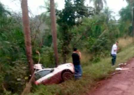 Duas pessoas morrem presas nas ferragens em acidente entre carro e caminhão na BR-262.