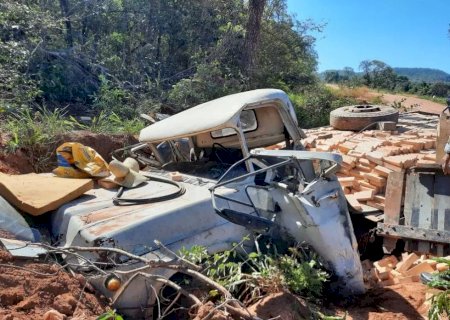 Motorista fica preso às ferragens após tombar caminhão de tijolos em rodovia de MS