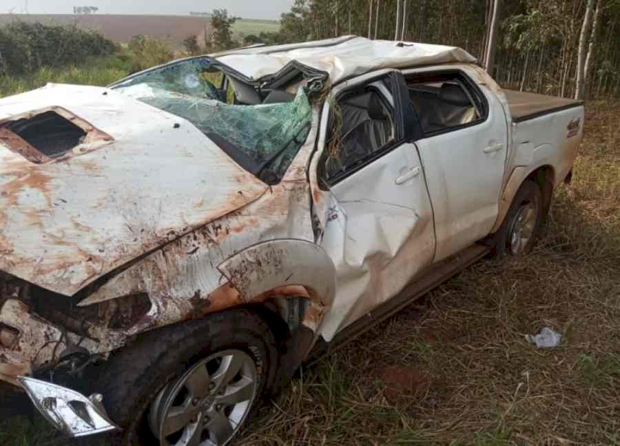 Navirai - Produtor rural de 86 anos fica ferido após capotamento de Hilux.