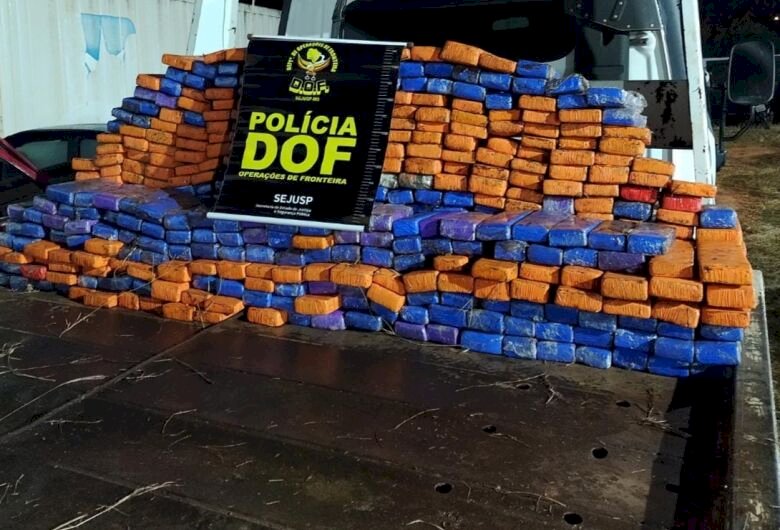 Homem \'joga\' guincho em milharal e é preso com quase meia tonelada de maconha