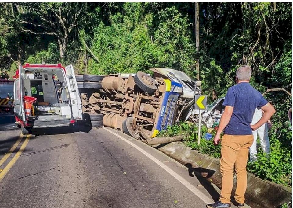 Morador no MS morre em acidente entre carreta e carros em Santa Catarina.