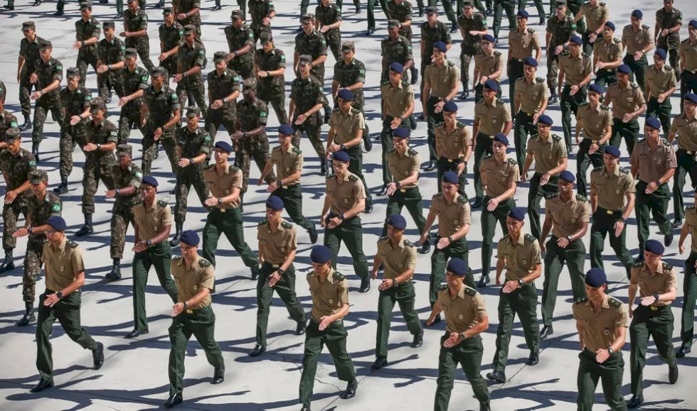 Mais de 2,3 mil militares ocupam cargos no governo de forma irregular, aponta CGU