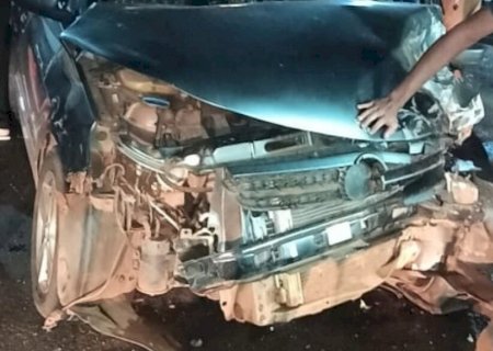 Motorista embriagado e em alta velocidade colide em motos e veículos no centro de Glória de Dourados.