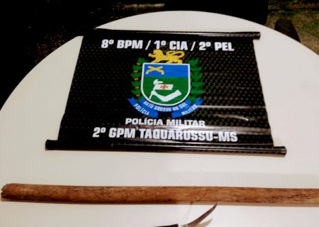 Polícia Militar de Taquarussu conduz homem para a delegacia por violência doméstica.