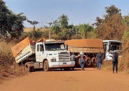 Ônibus escolar se envolve em acidente em Rio Brilhante.
