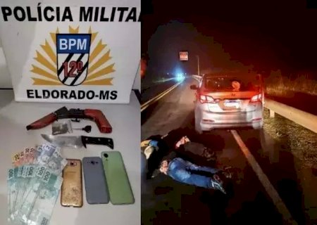 Homens invadem casa, assaltam casal de idosos e são presos a caminho do Paraguai .