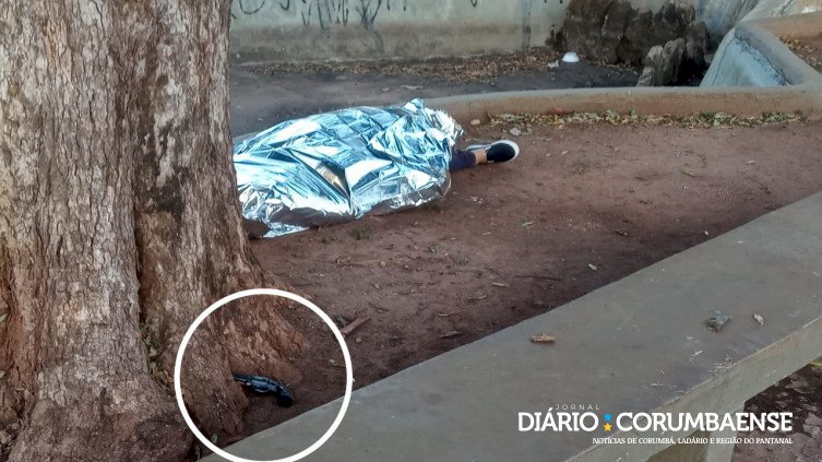 Mulher atira contra o próprio peito na praça central