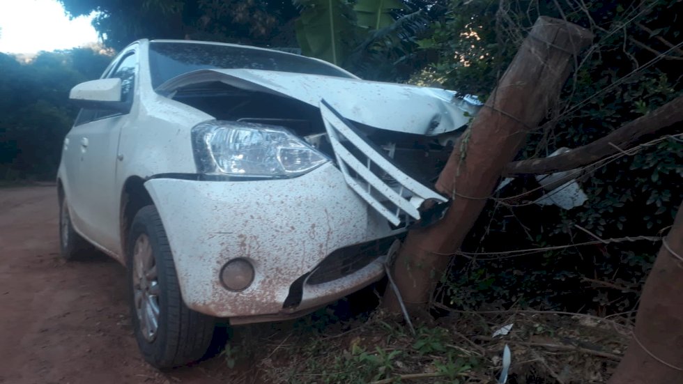 Em alta velocidade, motorista bate veículo contra cerca e foge
