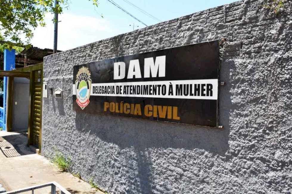 Homem que atirou na esposa se entrega e diz ter descoberto traição.