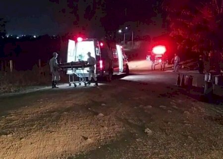 Rapaz é atingido a tiros na saída para Dourados, suspeito fugiu com arma do crime