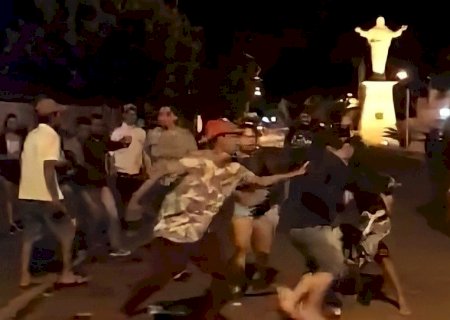 Vídeo mostra pancadaria no Centro de Anaurilândia e polícia dispersa agressores com gás lacrimogêneo