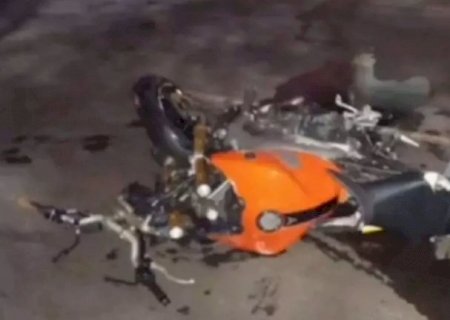 Motociclista de 25 anos morre após invadir calçada e colidir contra portões de casas