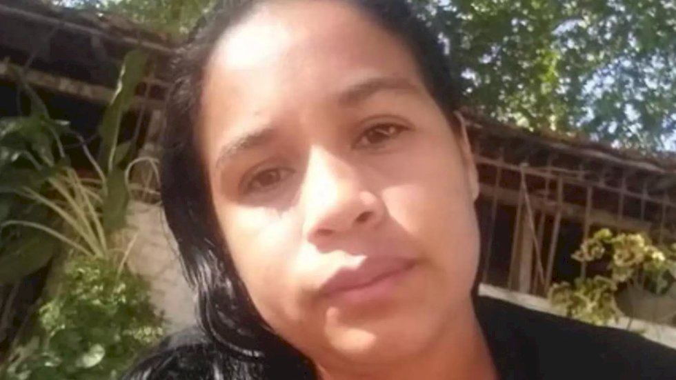 Após morte de mulher em briga de jogo de futebol, casa de suspeito é incendiada.