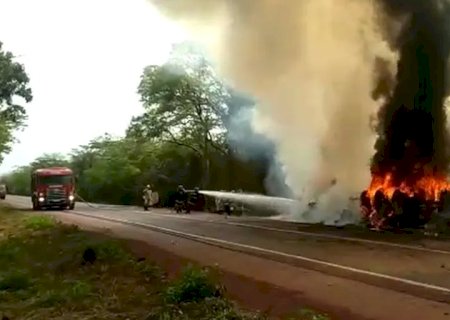 Carreta com papel fica completamente destruída após incêndio em rodovia federal de MS.