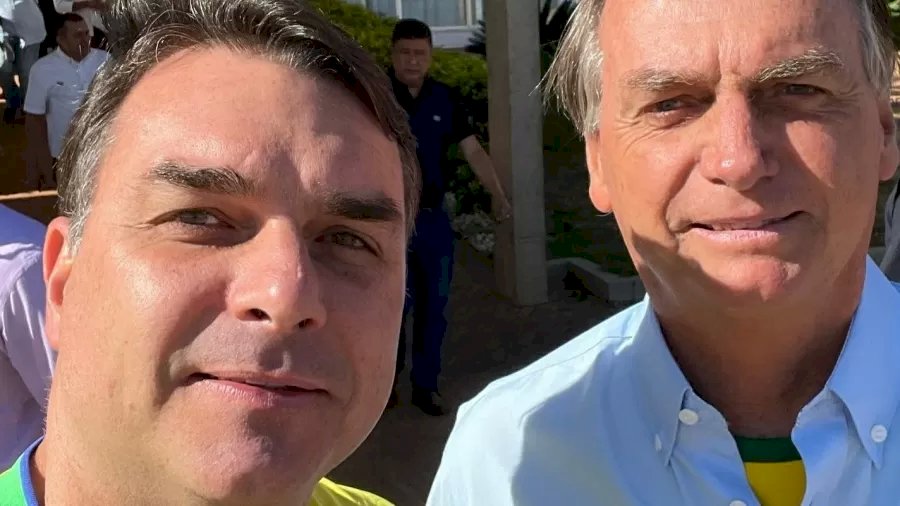 Flávio Bolsonaro: \'Vamos erguer a cabeça e não vamos desistir\'.