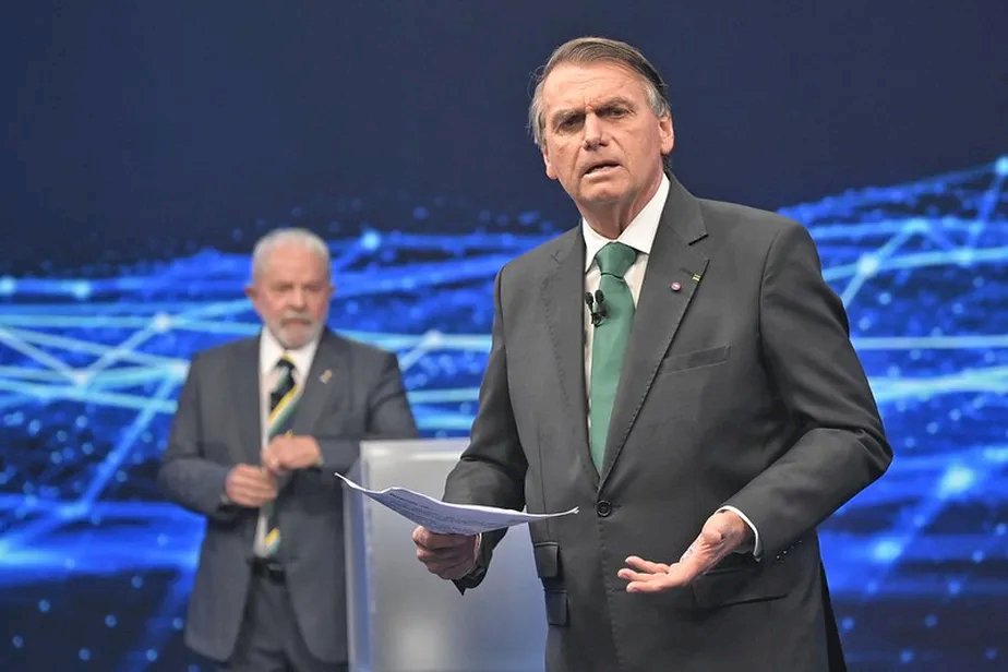 Bolsonaro pressiona AGU para contestar decisão de Barroso que liberou transporte público gratuito no 2º turno.