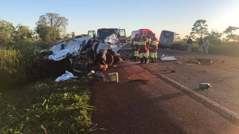 Acidente entre ônibus e Hilux acaba com 3 mortes na BR-163.
