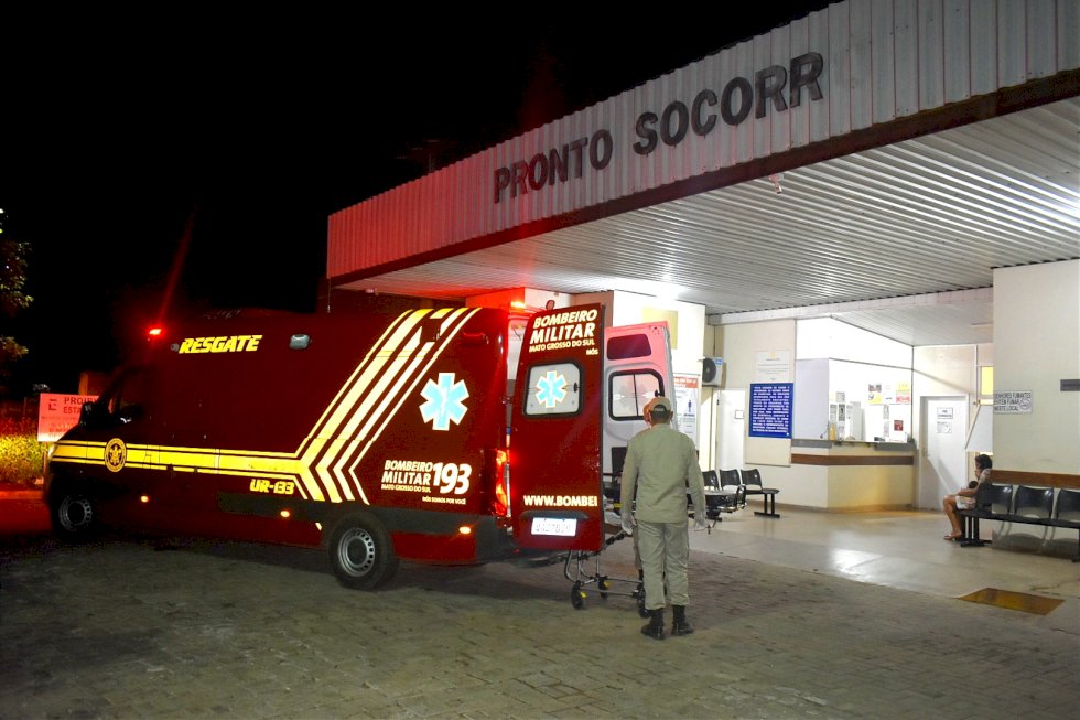 Jovem é socorrida após ser atingida por tiro nas costas.