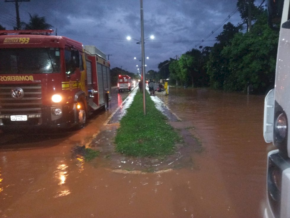 Batayporã -Corpo de bombeiros de Nova Andradina, foi acionado pela defesa civil para resgatar vitimas do  alagamento na lagoa do sapo.