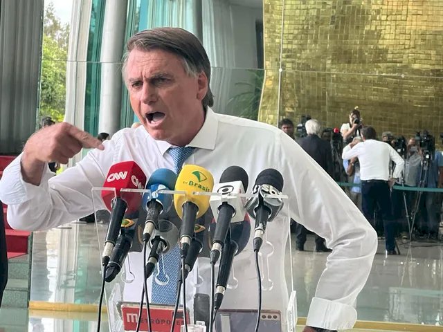 Em tom exaltado, Bolsonaro ataca Lula e Moraes e chama o ex-presidente de \'pinguço\'