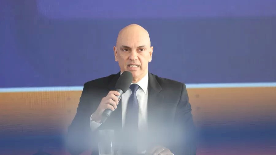 Moraes ordena que PRF desbloqueie todas as rodovias imediatamente.