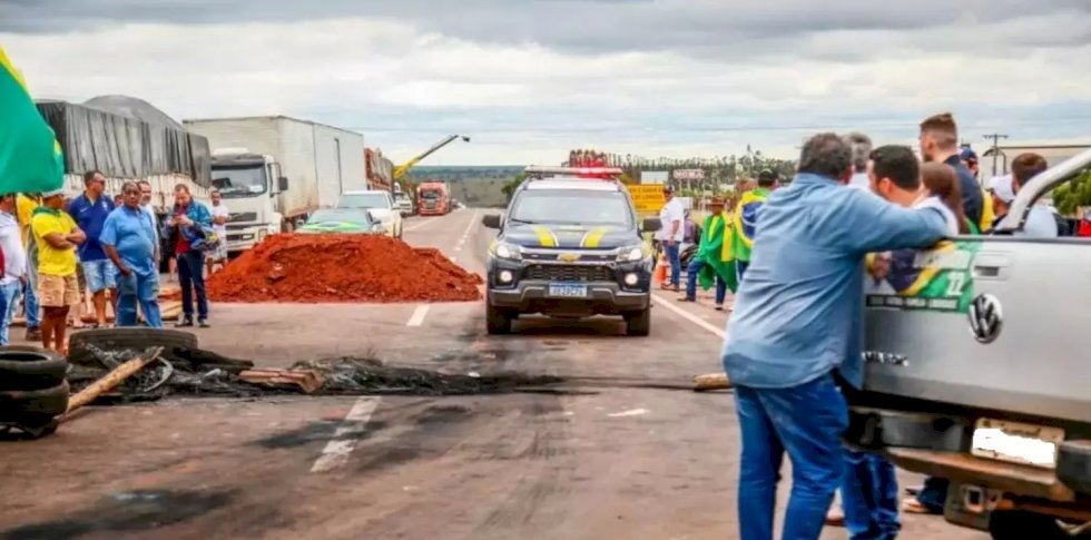 Justiça ordena desbloqueio de trechos interditados por caminhoneiros em MS