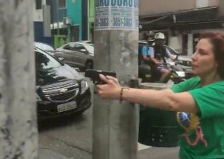 Carla Zambelli saca arma e aponta para homem nos Jardins, em SP