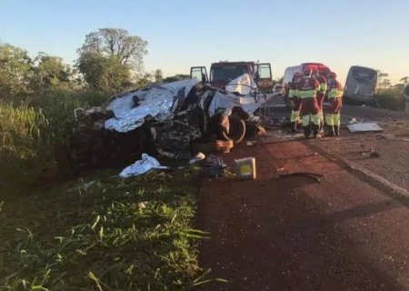 Acidente entre ônibus e Hilux acaba com 3 mortes na BR-163.