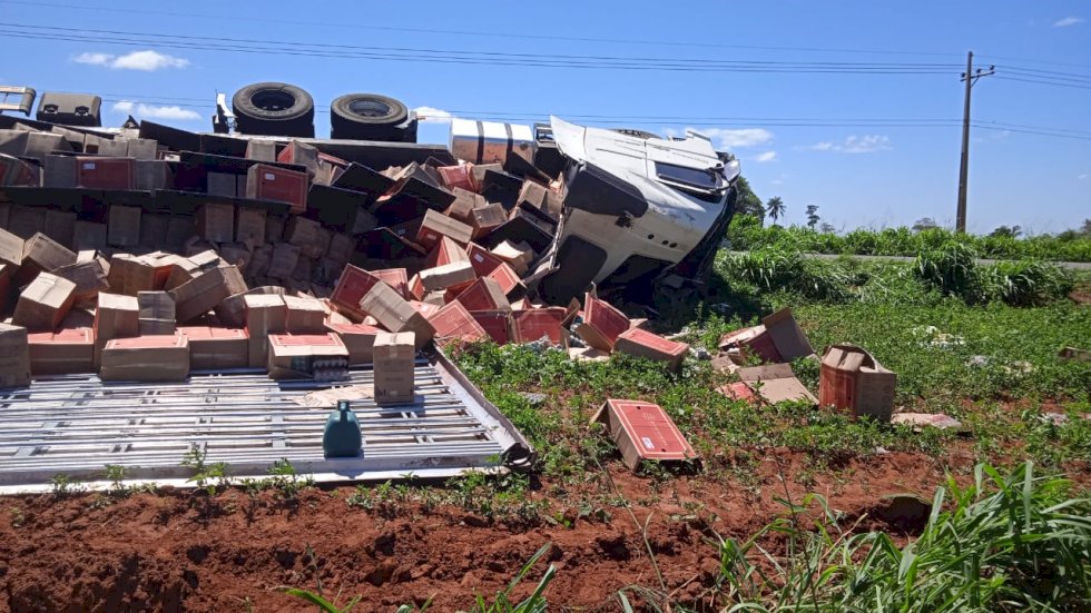 Carreta carregada com caixas de ovos tomba na MS-480 em Anaurilândia