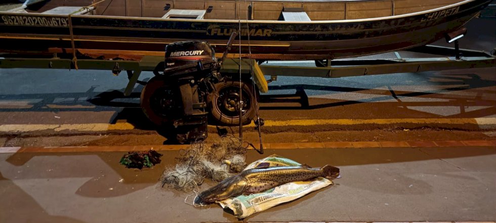 PMA de Batayporã prende em flagrante e autua em R$ 1,9 mil dois pescadores por pescar durante a piracema e apreende barco, motor, rede de pesca e 13 kg de pescado.