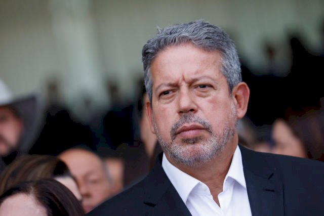 Centrão, até então mais bolsonarista, já quer negociar com Lula.