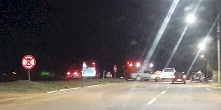 Garçonete fica ferida em colisão entre motocicleta e ônibus na BR-163.