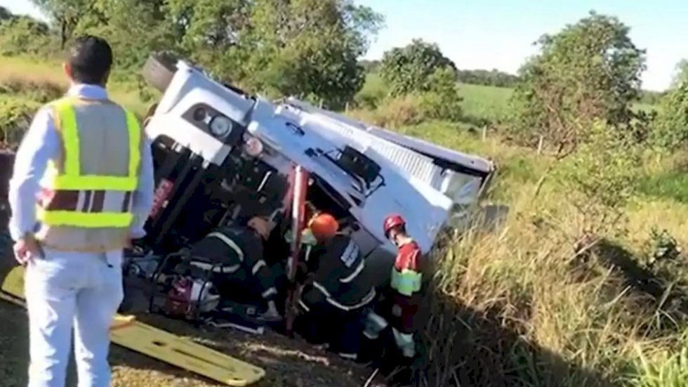 Carreta tomba e motorista fica preso às ferragens na BR-163 de Nova Alvorada do Sul