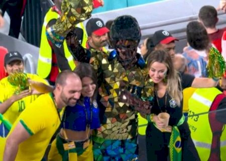 Eduardo Bolsonaro é criticado após ser flagrado em jogo do Brasil no Catar.