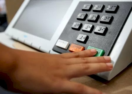 Defesa confirma dados de urnas do TSE, mas levanta 'risco' hipotético.
