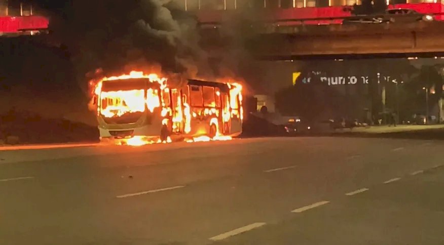 Brasília tem tumultos e ônibus queimados após tentativa de invasão a prédio da PF.