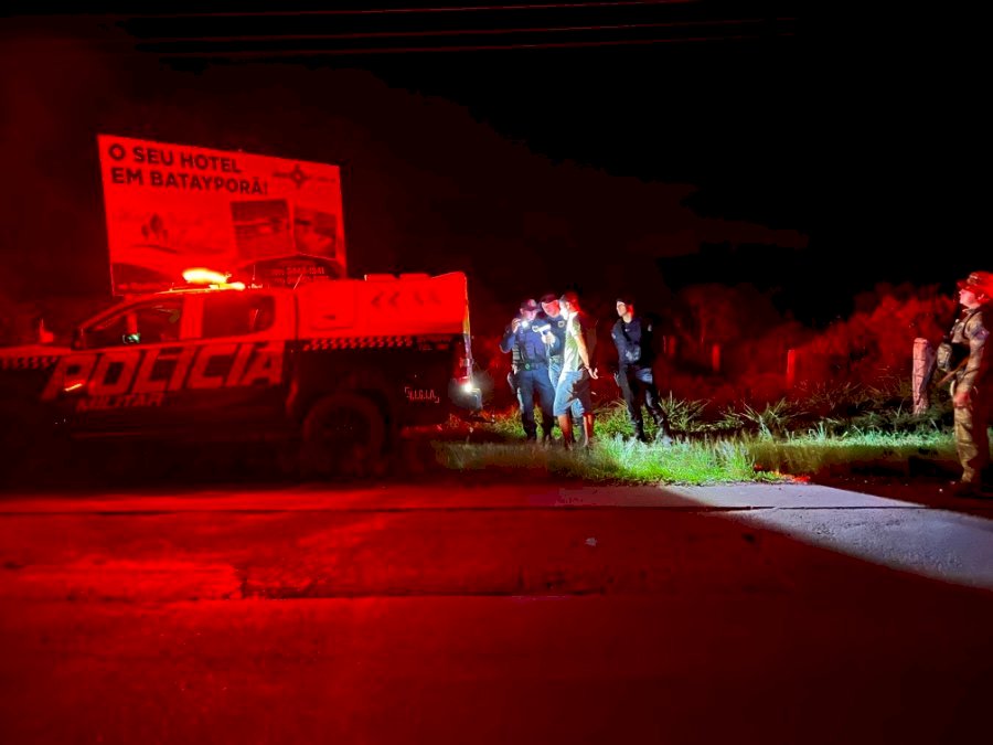 Desorientado e supostamente sob o efeito de entorpecentes, motorista fura bloqueia da polícia no Paraná e só é parado em Batayporã MS.