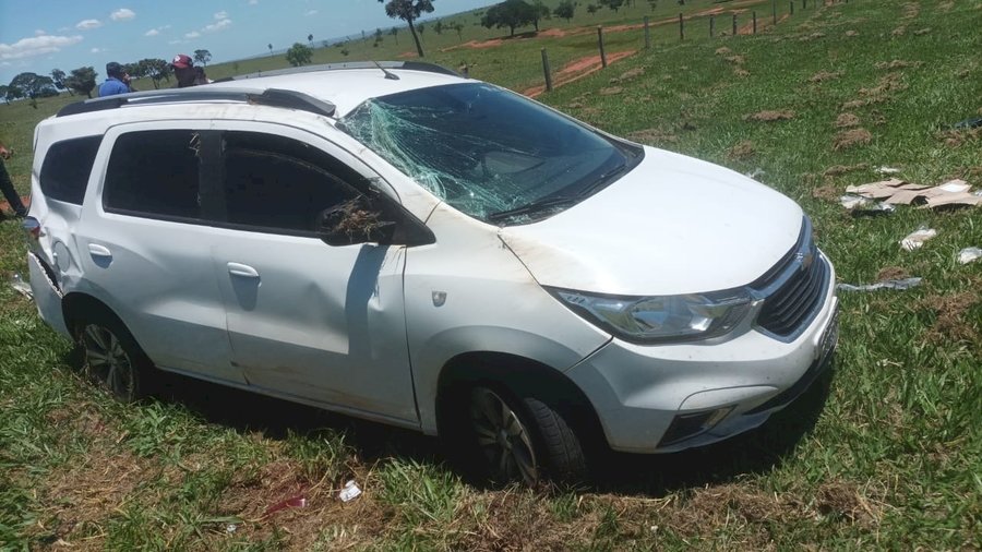 Carro capota entre Nova Andradina e Anaurilândia