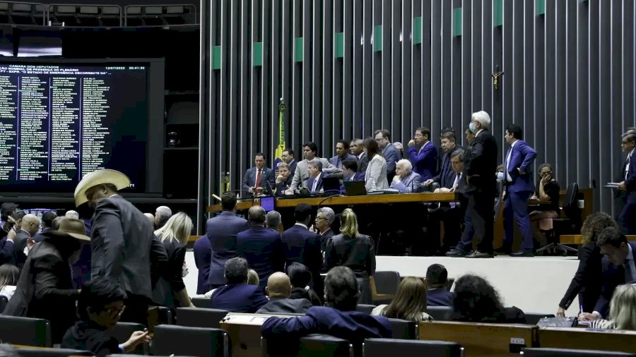 Câmara aprova reajustes salariais para executivo, legislativo e servidores públicos federais.