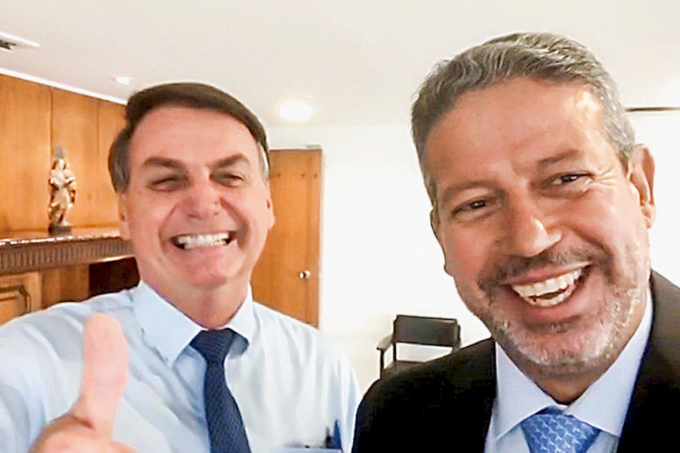 Lira concede a Bolsonaro aposentadoria parlamentar de R$ 30 mil.
